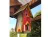 Ein buntes Vogelhaus mit Sonnenblumenmuster