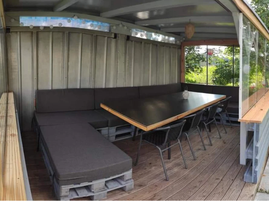 Überdachte Terrasse mit Sitzecke