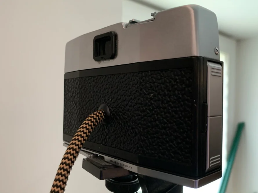 Rückseite einer Kamera auf einem Stativ