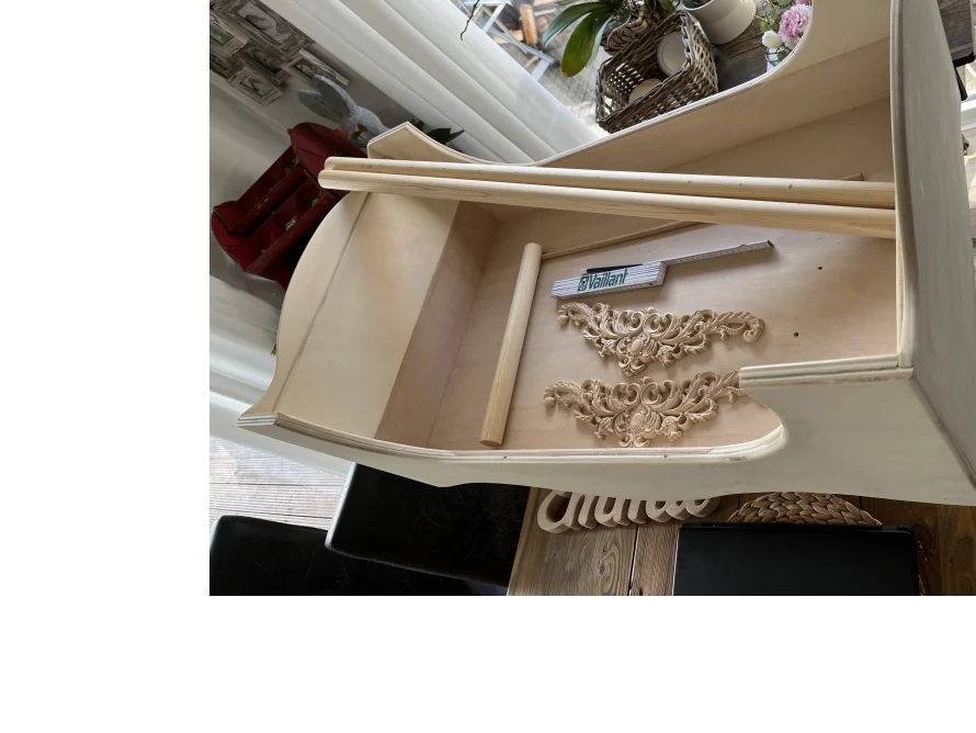 Holzrahmen mit Schnitzereien und Zollstock