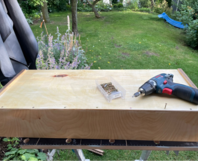 Holzrahmen mit Akkuschrauber und Schrauben