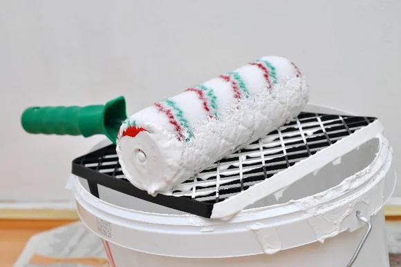 Farbrolle in einem Farbeimer