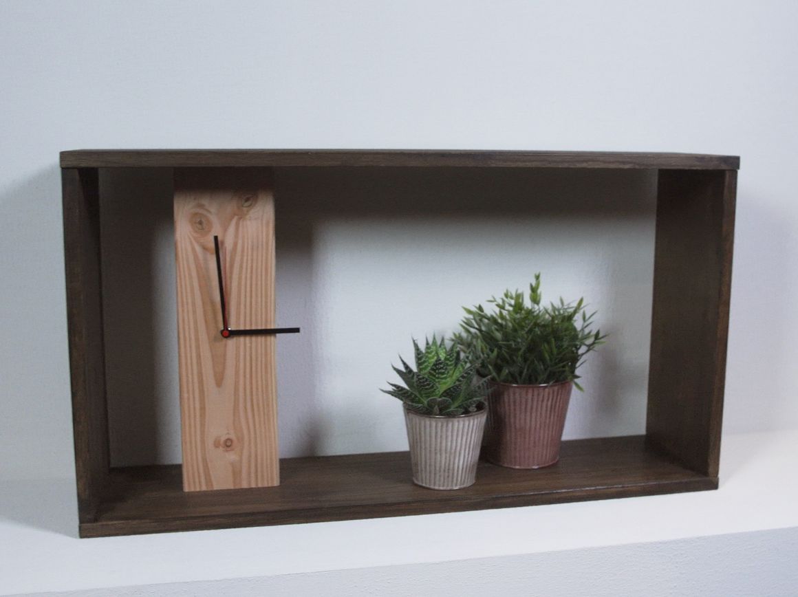 Holzuhr mit zwei Topfpflanzen