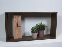 Holzuhr mit zwei Topfpflanzen