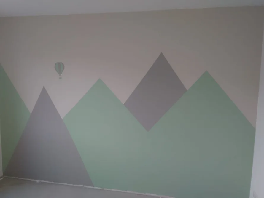 Wandgemälde mit Bergen und Heißluftballon