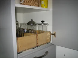 Ausziehbares Regal in Küchenschrank