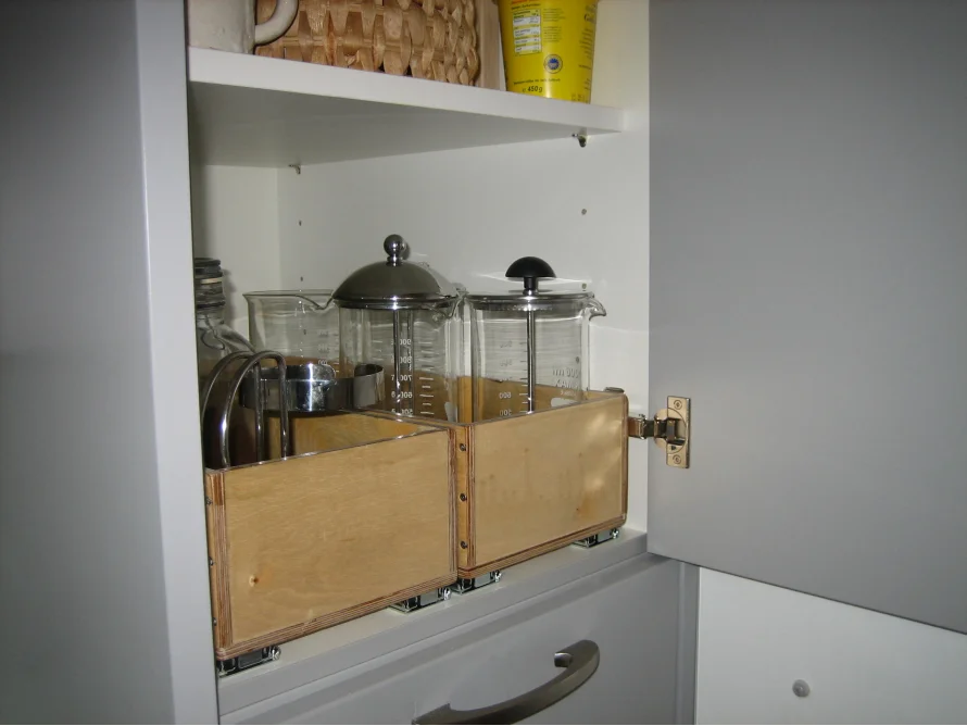 Ausziehbares Regal in Küchenschrank