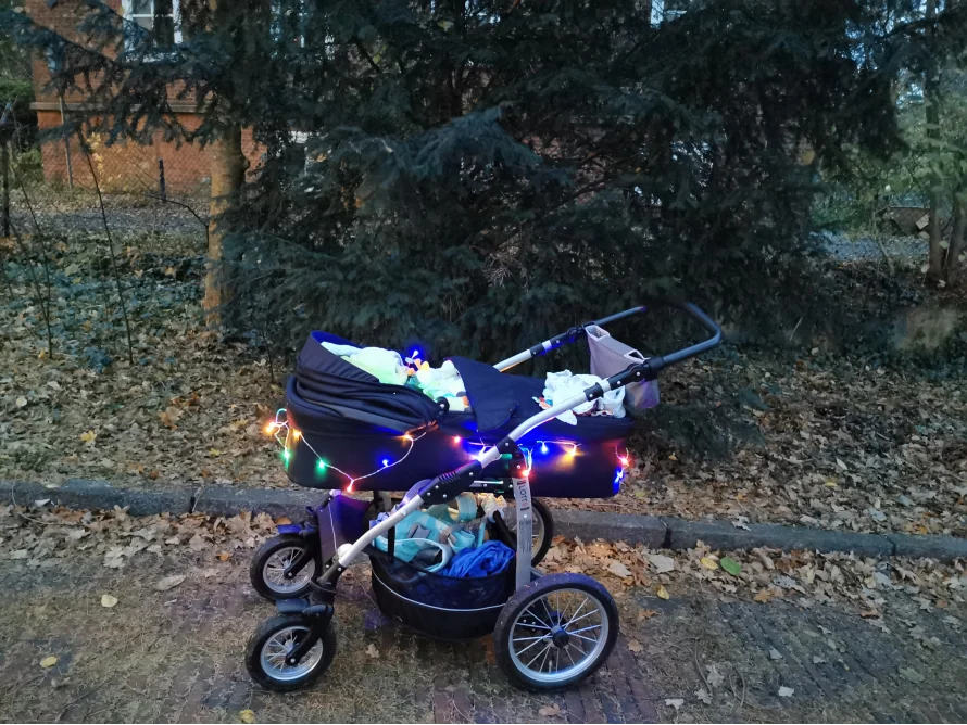 DIY Idee: Lichterkette am Kinderwagen zum Selberbauen