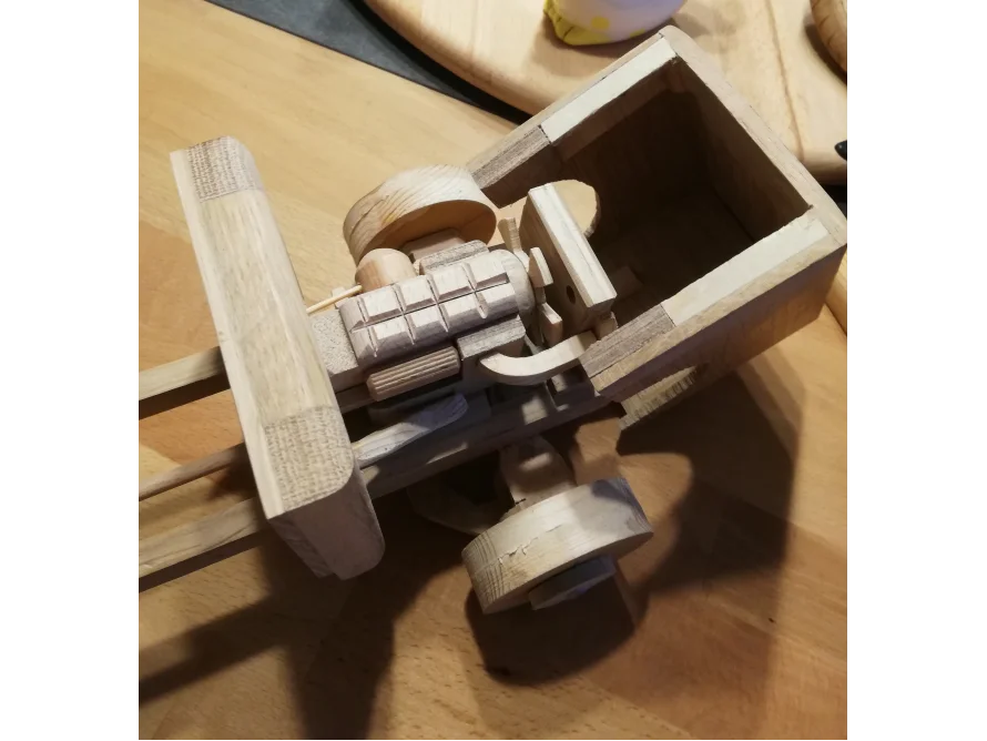 Spielzeug-LKW aus Holz