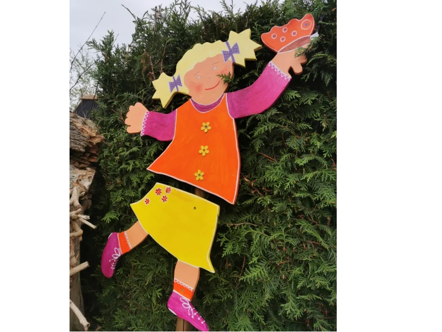 Holzfigur Kind mit Schmetterling