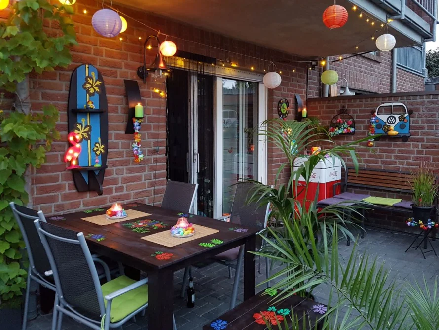 Gemütliche Terrasse mit Hawaii-Deko