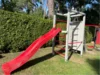 Kleines Spielgerüst mit roter Rutsche