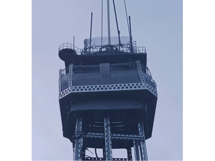 Metallgerüst eines Turms von unten