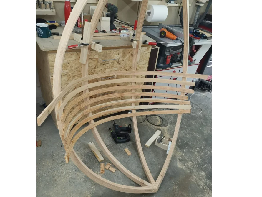 Gebogener Holzrahmen mit Sitzfläche