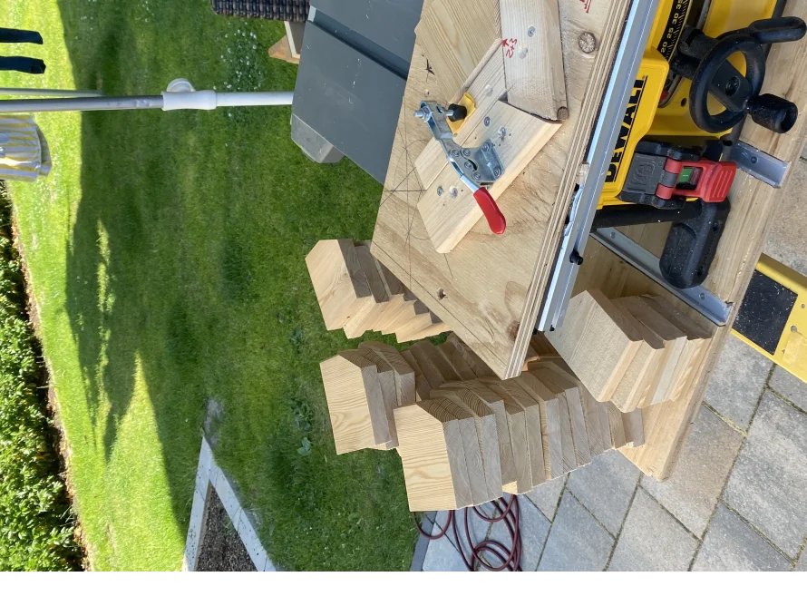 Zuschnitt von Holzbalken mit einer Gehrungssäge