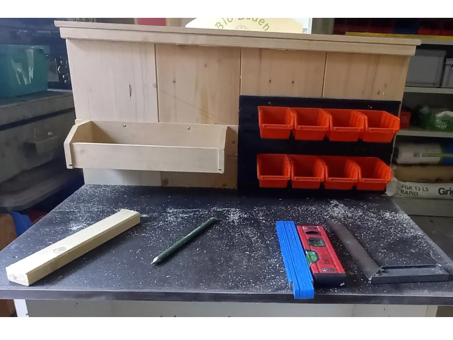 Werkbank mit Werkzeug und Aufbewahrung