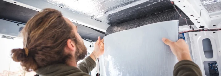 Person bringt Dämmmaterial an