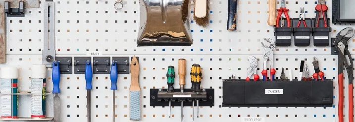 Werkzeugwand mit verschiedenen Werkzeugen