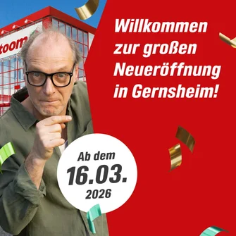 Eine Person wirbt für die Neueröffnung eines Baumarktes in Gernsheim.