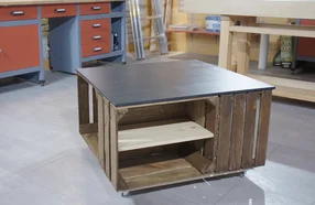 Couchtisch aus Holzkisten mit dunkler Platte