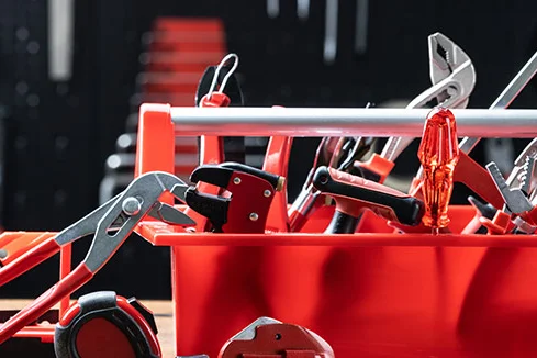 Rote Werkzeugkiste voller Werkzeug