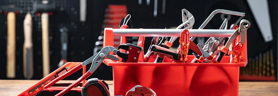 Rote Werkzeugkiste voller Werkzeug