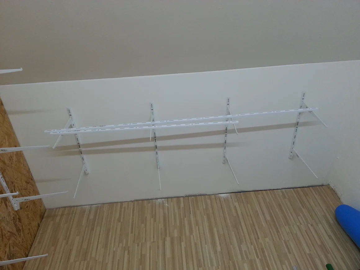 Weiße Regalhalterungen an der Wand