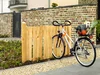 Fahrrad an Holzzaun gelehnt