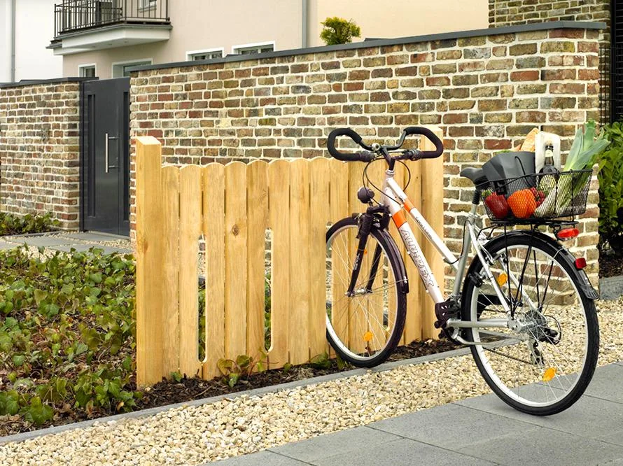 Fahrrad an Holzzaun gelehnt