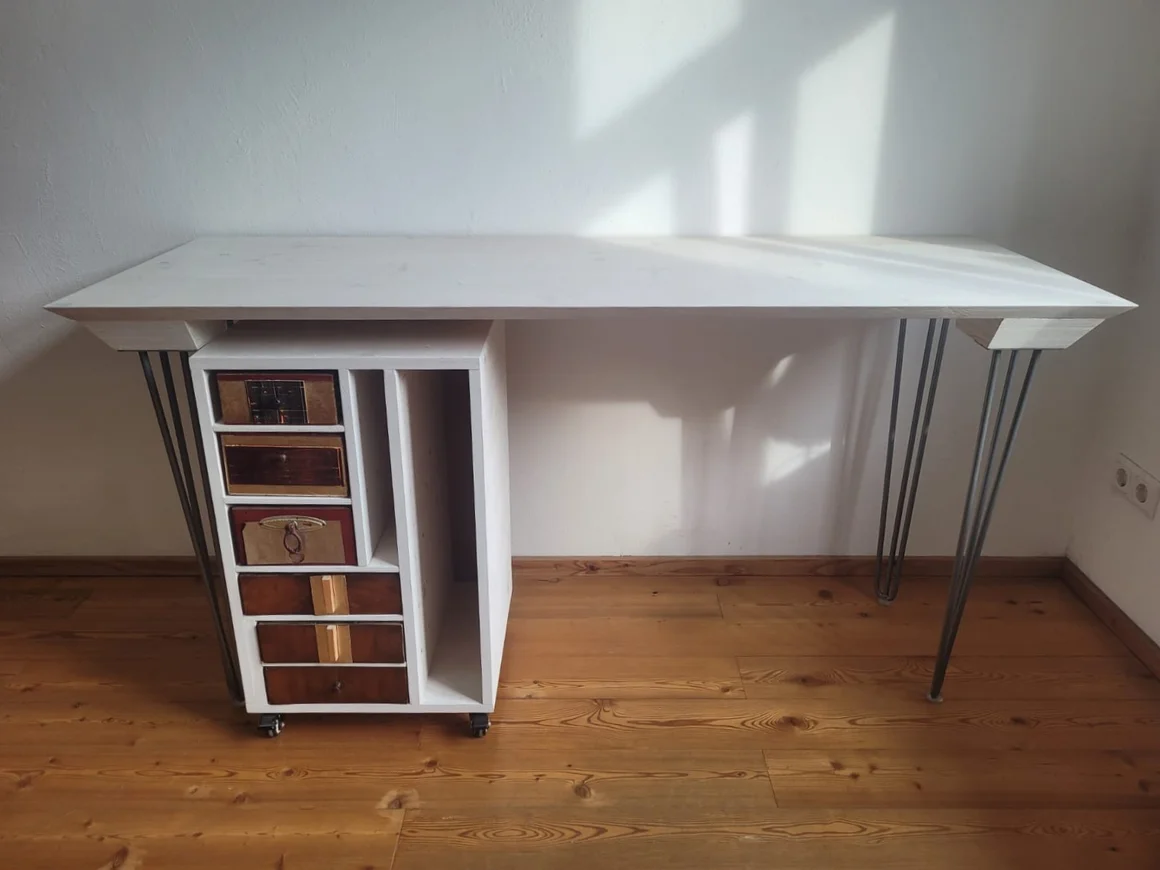 Weißer Schreibtisch mit Upcycling-Rollcontainer und Haarnadelbeinen.