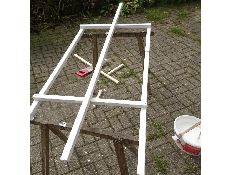 Weißes Holzgerüst auf zwei Böcken