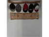 Garderobe mit buntem Haken und Mützen