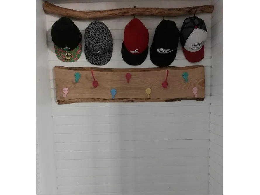 Garderobe mit buntem Haken und Mützen