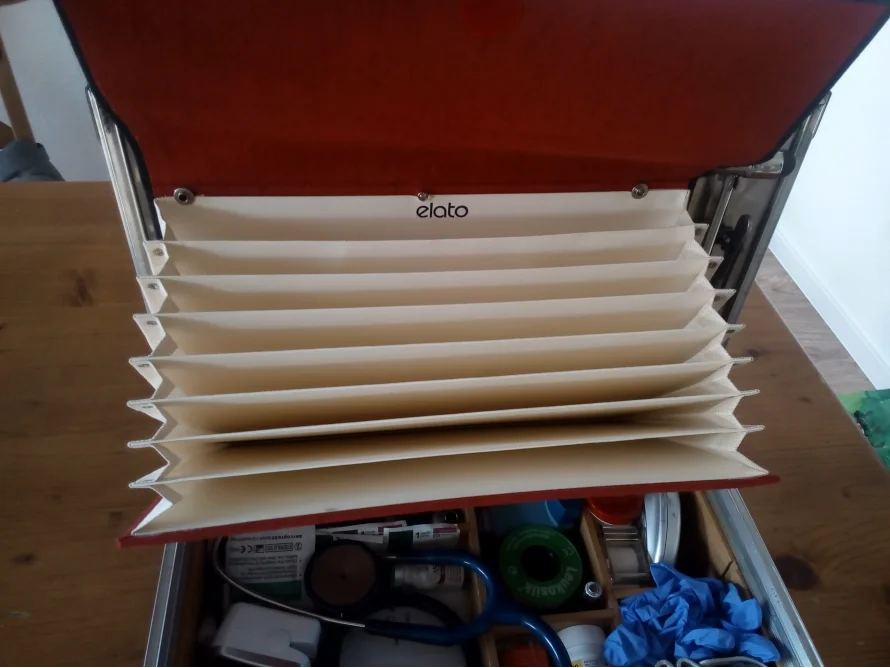Geöffneter Erste-Hilfe-Koffer