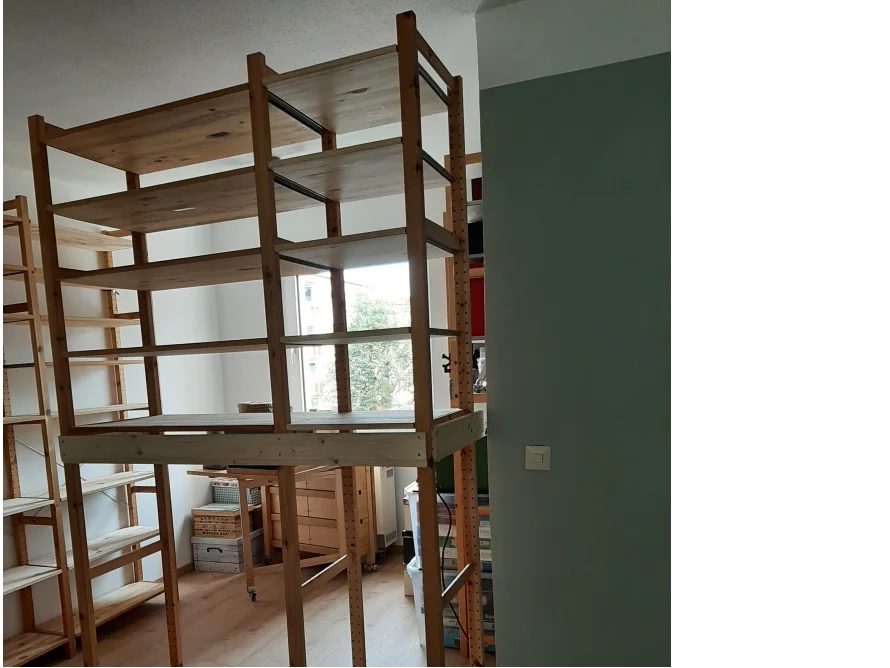 Ein hohes Holzregal steht in einem Zimmer.