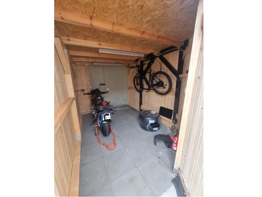 Motorrad und Fahrrad in einem Holzschuppen