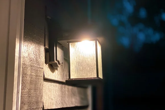 Leuchtende Außenlampe an Hauswand