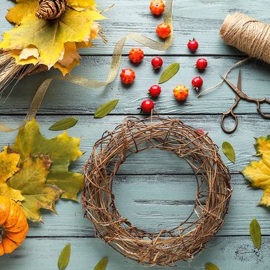 Herbstkranz basteln mit Schere