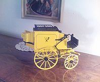 Modell eines pferdegezogenen Postwagen. 