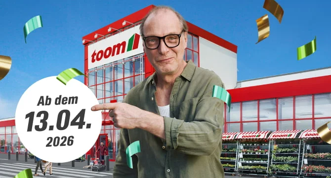 Eine Person zeigt vor einem Baumarkt auf das Datum 13.04.2026.