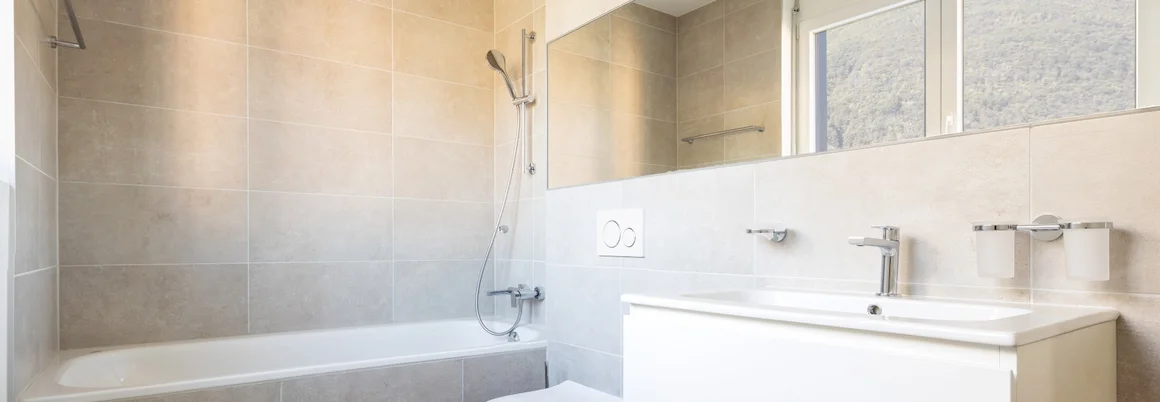 Modernes Badezimmer mit beiger Einrichtung