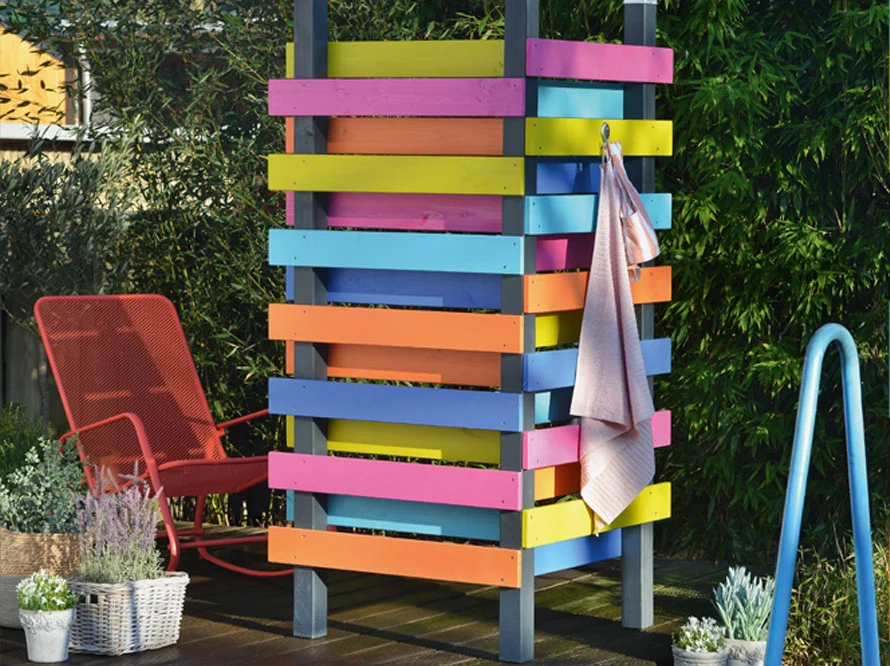 Bunte Gartenumkleide aus Holz
