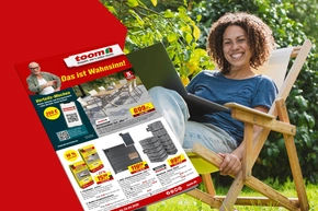 Lachende Person mit Laptop im Liegestuhl und einem Werbeprospekt im Vordergrund.