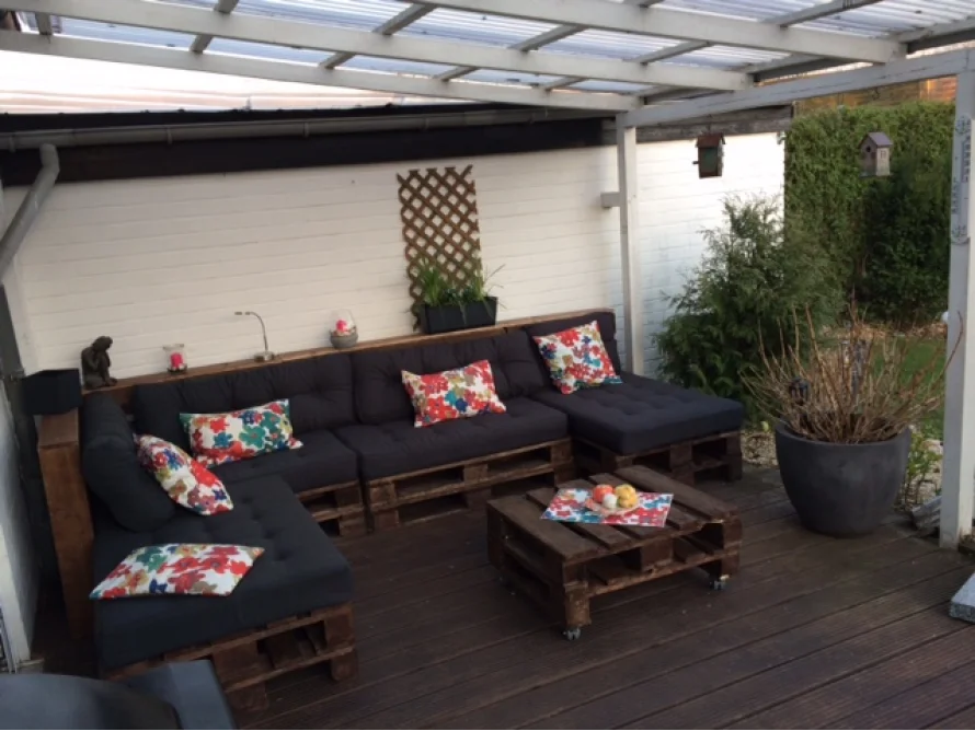 Gemütliche Sitzecke aus Paletten auf Terrasse