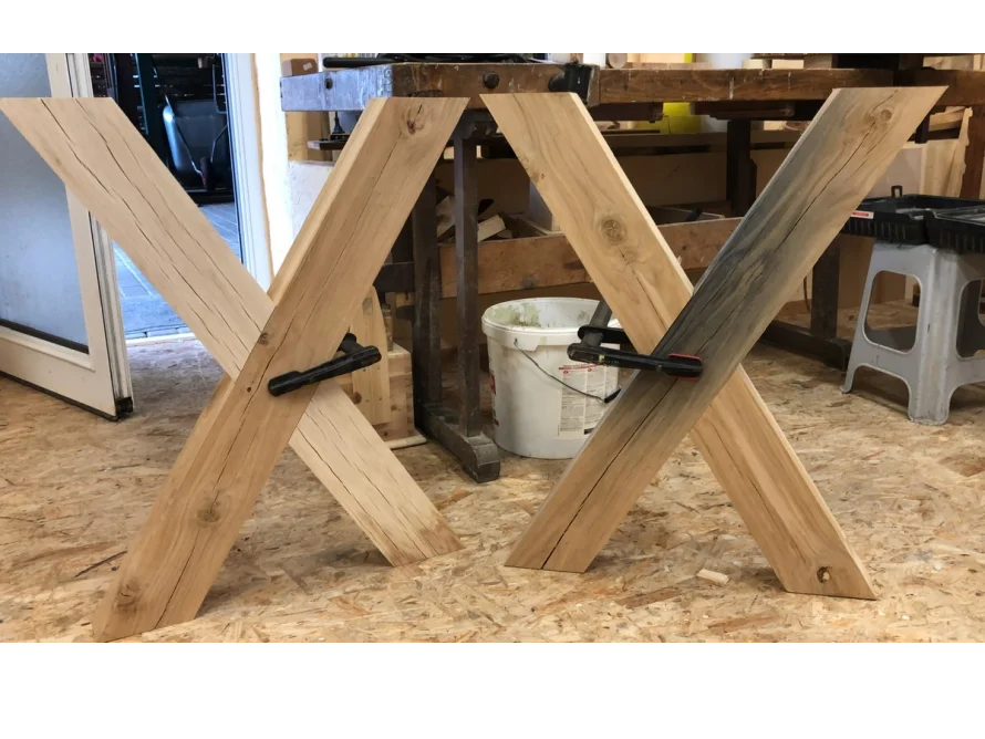 Zwei Tischbeine aus Holz mit Schraubzwingen
