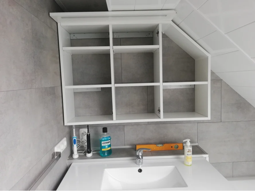 Leerer Einbauwaschtisch mit Wasserwaage