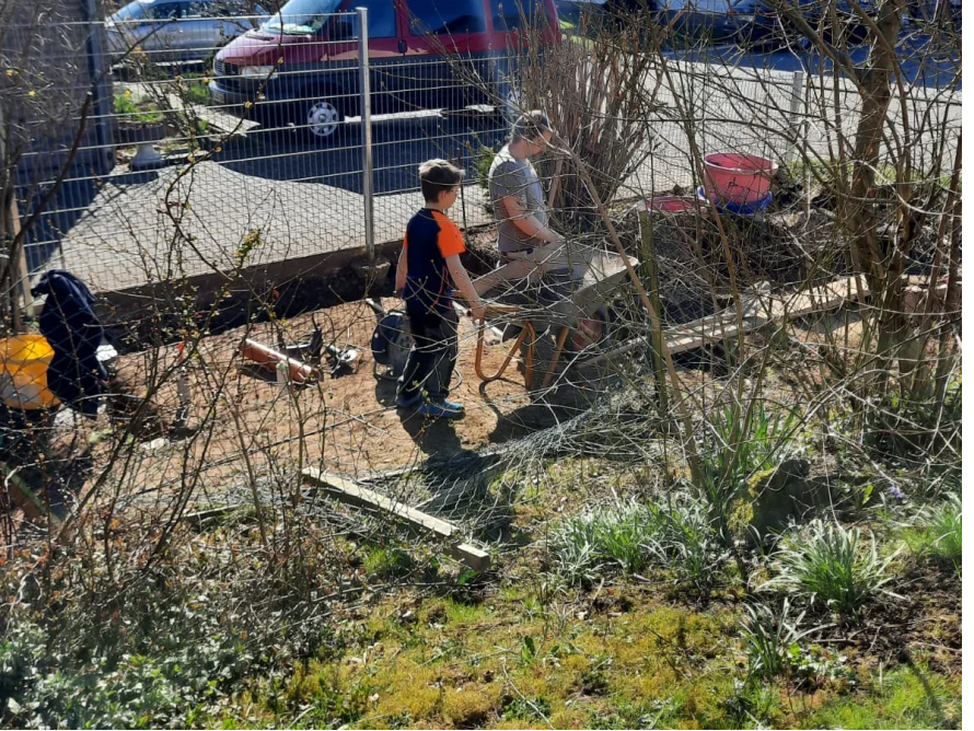 Zwei Personen bauen ein Gartenhaus
