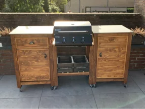 Rollwagen mit Gasgrill und Schränken
