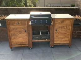 Rollwagen mit Gasgrill und Schränken