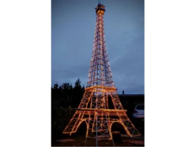 Nachbildung des Eiffelturms mit Beleuchtung